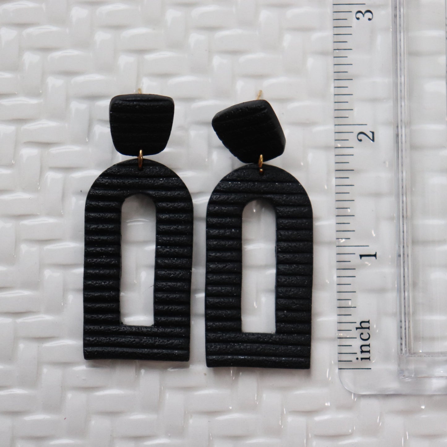 Black Ribbed Arch Dangle
